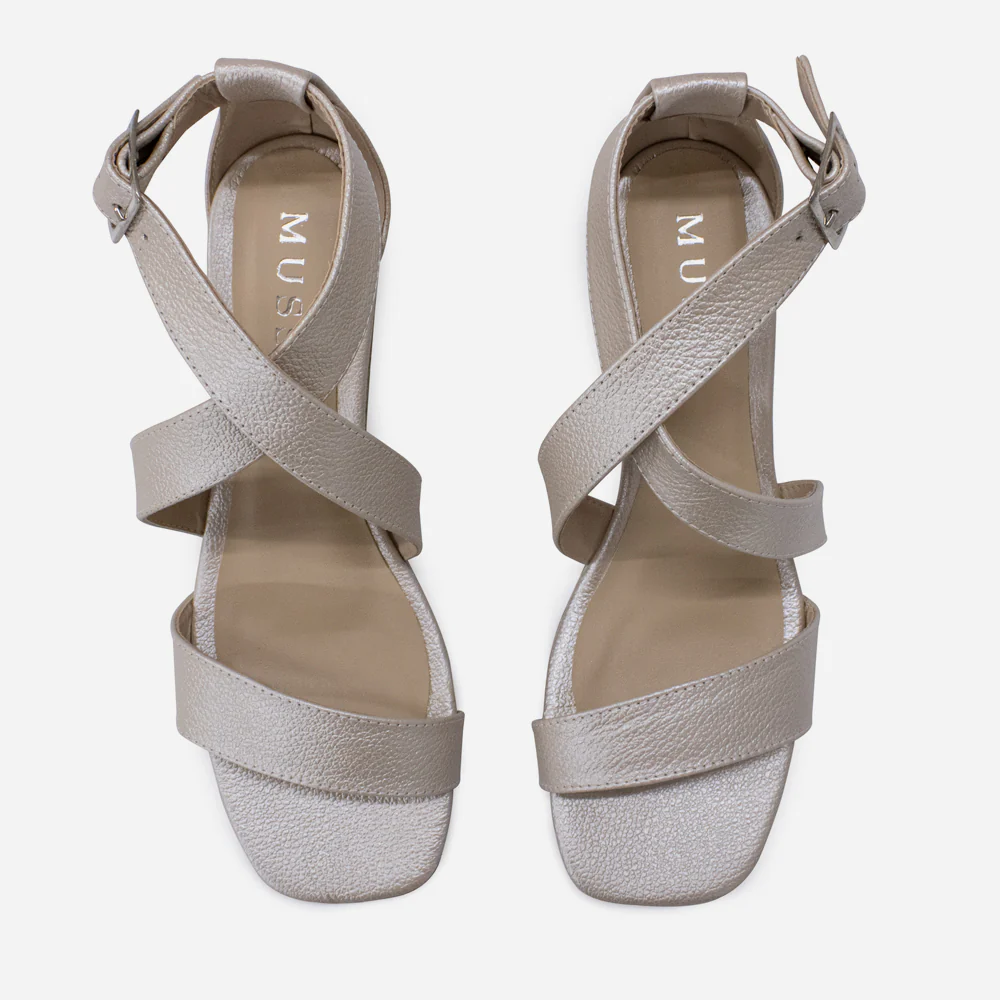 Sandalia tacon corrido nicola de cuero para mujer - Champaña - Image 4